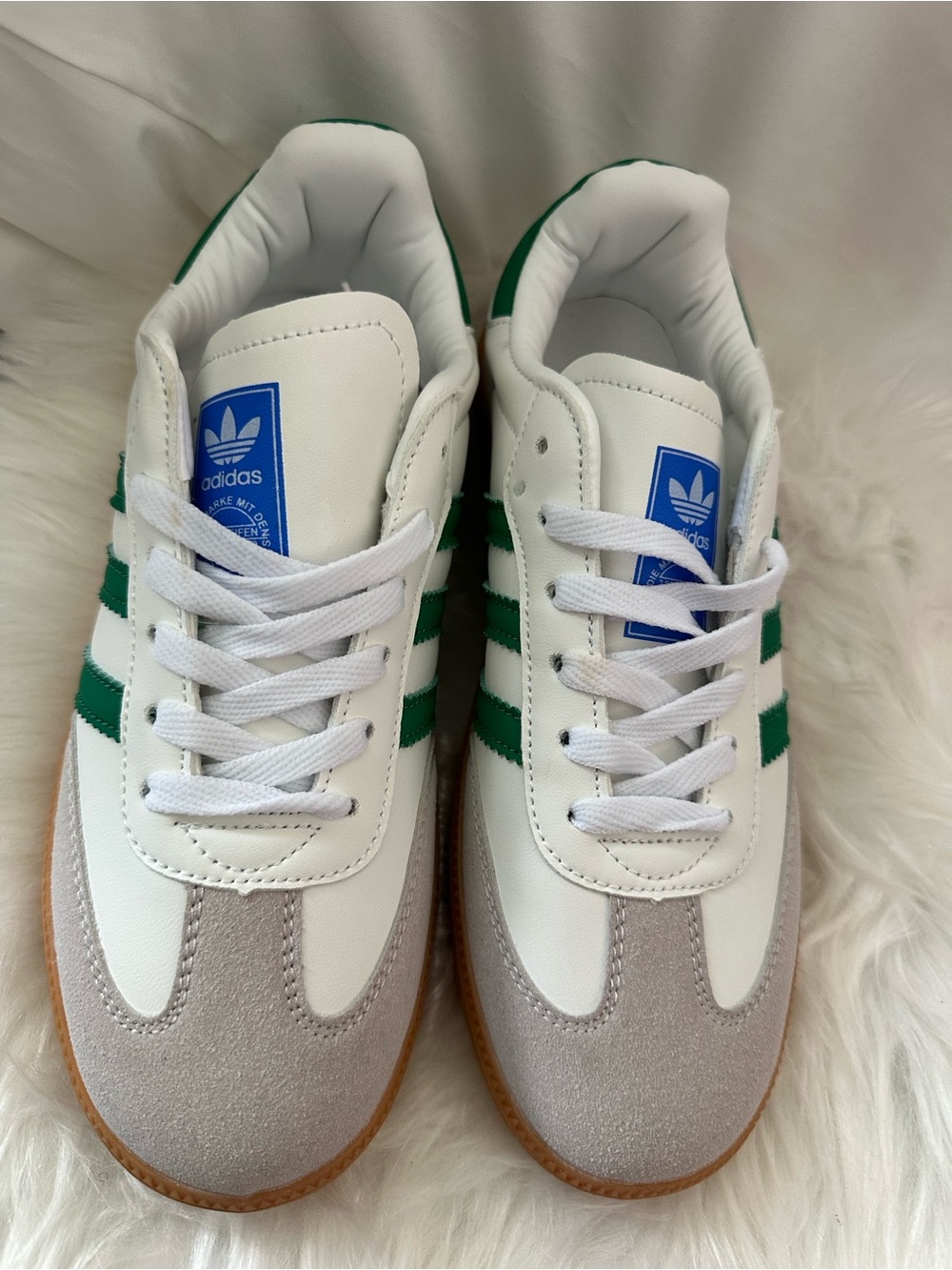 & Other Stories White Leather Sneakers with Green Stripes and Beige Suede